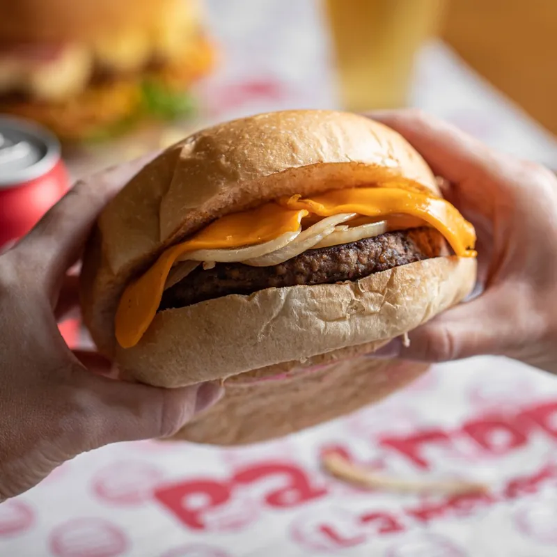 Hambúrguer artesanal 180g do Patropi com cheddar e cebola