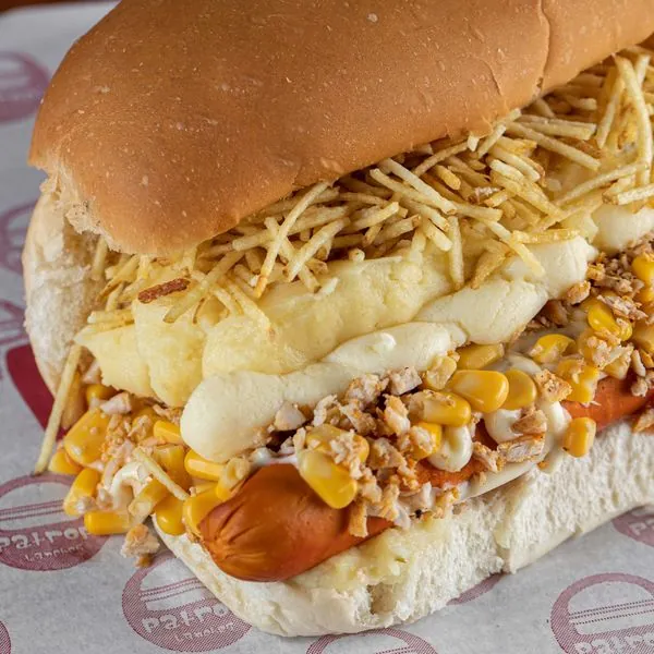 Hot dog do Patropi com batata palha, milho e maionese